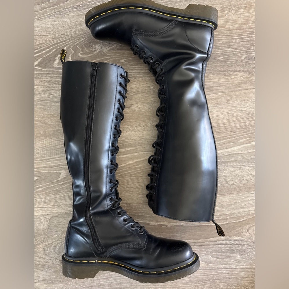 Dr. Martens 9663 Leather 20 Eye Knee High Boots 7 worn 2 times